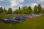 BMW 7er-Parkplatz im tiefen Gras in Wallhausen