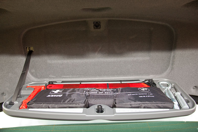 Foto: Warndreieck, Verbandskasten und Werkzeug im Heckklappen-Deckel des BMW  750Li (F02) (vergrößert)