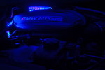 mit blauen LEDs beleuchteter Motorraum eines BMWs auf Pauls Bauernhof
