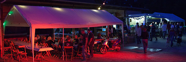 Hof-Einfahrt von Pauls Bauernhof am Freitag Abend mit Pavillon und Bierwagen