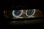 Scheinwerfer mit Standlichtringen eines getunten 5er-BMWs (E39)