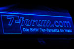 beleuchtetes 7-forum.com Schild am Pavillon