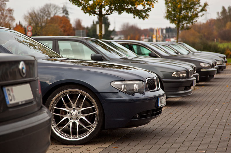 BMW 7er-Reihe auf dem Stammtisch-Parkplatz vor dem Caf del Sol