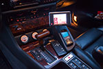 BMW 730i (V8), Modell E32, Mittelkonsole mit zusätzlichen Instrumenten, Handy-Halterung und Navigationssystem 