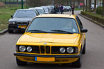 ein gelber BMW 7er der ersten Modellreihe E23 auf dem Weg zum 7er-Parkplatz