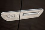 seitliche Kieme mit V12-Symbol und Seitenblinker am BMW 760Li Individual