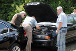 Technische Gespr&auml;che auf dem 7er-Parkplatz nach dem Essen
