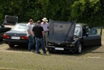Technische Gespr&auml;che auf dem 7er-Parkplatz nach dem Essen