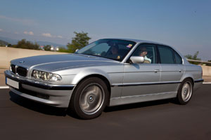 Wolfgang ('W&ouml;lfi') und Karin ('Karin') in ihrem BMW 735i (E38)