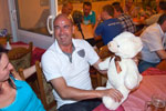 Lars ('LarsDerEisbär') bekam einen Plüsch-Eisbären übergeben