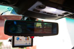 BMW 760Li (E66) mit Monitor für die Rückfahrkamera, davor zus. Navigationssystem an der Frontscheibe