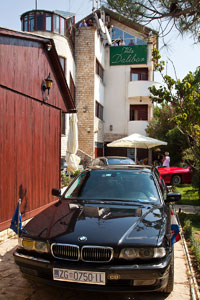 Dalibors ('Daligbor-zg') BMW L7 (E38) vor seiner 'Vila Dalibor' in Nin