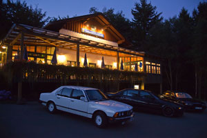 Restaurant WaldCafé Waldmünchen mit dem BMW E23 von Hans ('Raken-paa') vorne
