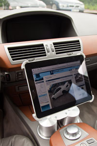 iPad auf einer selbst konstruierten Halterung im BMW 730d (E65) von Dennis ('Dennis730d')