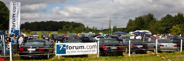 abgesperrter Bereich für die 7er-Fahrer beim BMW-Treffen auf Pauls Bauernhof
