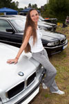 Polina ('ENGEL 07') vor ihrem BMW 735i (E38) 