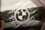 tätowierte Scheibe: BMW Logo in der hinteren Seitenscheibe von Matthias' BMW 750iL (E38)