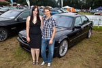 Daniel ('Swordy') mit seiner Freundin vor seinem BMW 740i (E38) auf Pauls Bauernhof 