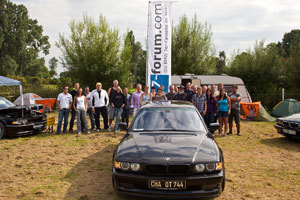 Gruppenfoto am Nachmittag mit dem BMW 735iL (E38) von Ann-Kristin ("Rakete") im Vordergrund