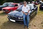 Giray ('BMW-Freak') vor seinem BMW 735i (E38) auf Pauls Bauernhof