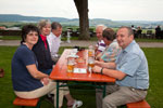 7-forum.com Jahrestreffen 2012: Teilnehmer im Biergarten an der Burg Stettenfels