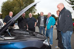 die Stammtischler schauen sich den TwinPower Diesel-Motor im neuen BMW 730dL von Christian an