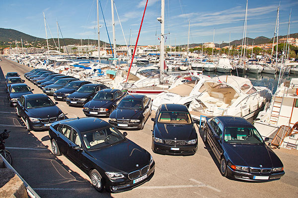 Gruppenfoto der 7er-BMWs im Hafen von Sainte Maxime