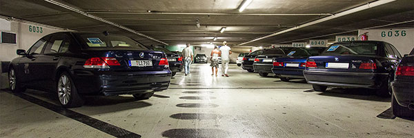 7er-BMWs der Sternfahrer im Parkhaus Chemin des Pêcheurs in Monaco
