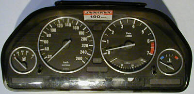 BMW 7er, E32-Tacho mit Chromringen