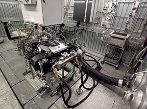 bivalenter BMW V12-Motor f�r Wasserstoff- und Benzinbetrieb auf dem Leistungspr�fstand