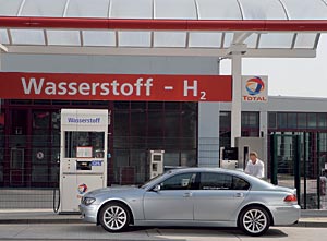 BMW Hydrogen 7 an der Total Wasserstoff-Tankstelle in Berlin