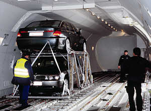 BMW 760Li beim Verladen in ein Jumbo-Flugzeug am Flughafen in Mnchen