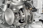 BMW 6-Zylinder-Dieselmotor mit Aluminium-Kurbelgehuse und 1800 bar Piezo-Einspritzung; Detail: Turbolader mit elektrischer Turbinen-Leitradverstellung