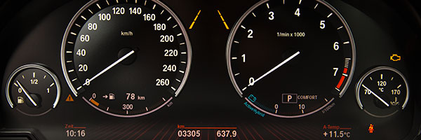 Tachometer im mit ActiveHybrid-Anzeige im Drehzahlmesser