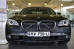 BMW 750Li mit Querstreben hinter der Niere, die der 730d nicht aufweist