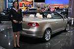 Messe-Hostess neben einem VW Eos auf dem VW-Messestand