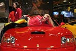 Messe-Babe liegend auf einem Ferrari