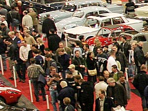 Blick in Halle 6 whrend der Essen Motorshow 2005.