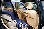 BMW X3 3.0d mit Monitoren in den Kopfsttzen und Kindersitz