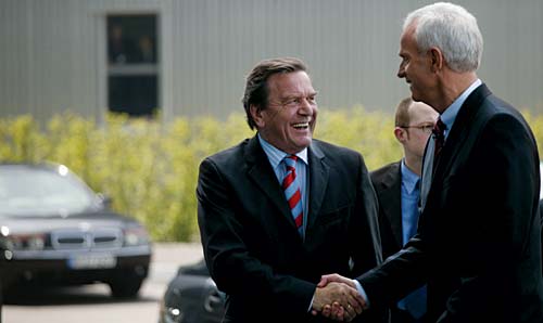 Bundeskanzler Gerhard Schrder mit dem BMW Vorstandsvorsitzeden Helmut Panke