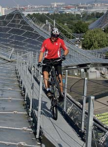 BMW X5 Online Kampagne Extreme Sightseeing: Der Extrembiker Igor Obu auf dem Dach des Olympiastadions Mnchen