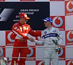 Michael Schumacher, Gewinner des Italien-Rennens, gratuliert Kubica zum 3. Platz