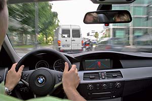 Fahrzeug-Fahrzeug-Kommunikation, Notbrems-Warnung