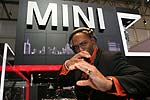 Ein DJ sorgt fr Musik auf dem MINI-Messe-Stand