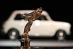Gegenstze: Rolls Royce Emily Figur mit MINI im Hintergrund