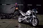 Freiheitskmpferin Violet (Milla Jovovich) begegnet dem Bsen mit ihrem BMW Motorrad R 1150 R