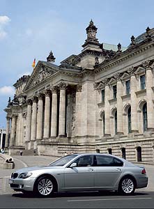 BMW 7er Wasserstoff-Erprobungsfahrzeug neben dem Bundestag in Berlin