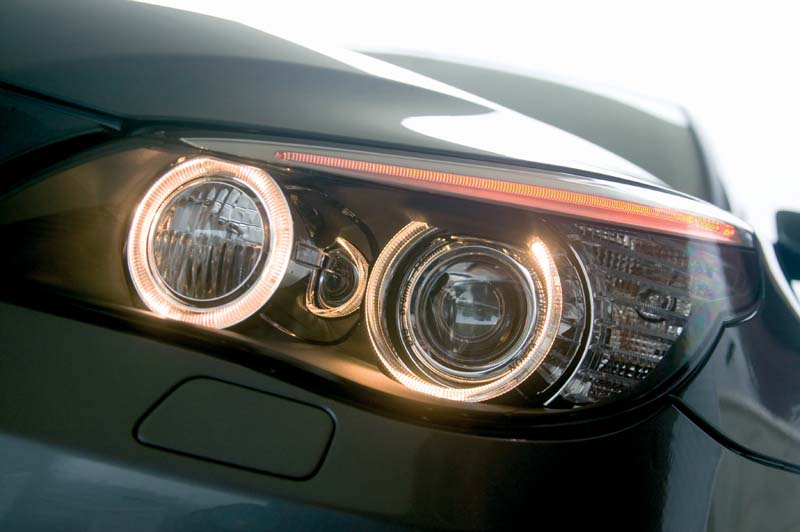 Foto: BMW 530i (Modell E60, Facelift), Scheinwerfer mit den BMW-typischen  Corona Standlichtringen (vergrößert)