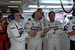 BMW Sauber Team-Mitglieder feiern Nick Heidfelds 3. Startplatz