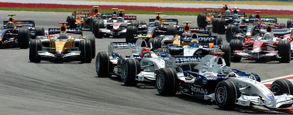 Nick Heidfeld (vorne rechts), kurz nach dem Start des F1-Grand Prix' in Sepang/Malaysia
